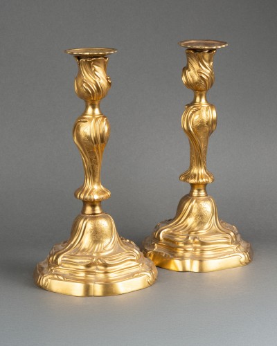 XVIIIe siècle - Paire de flambeaux en bronze doré époque Louis XV