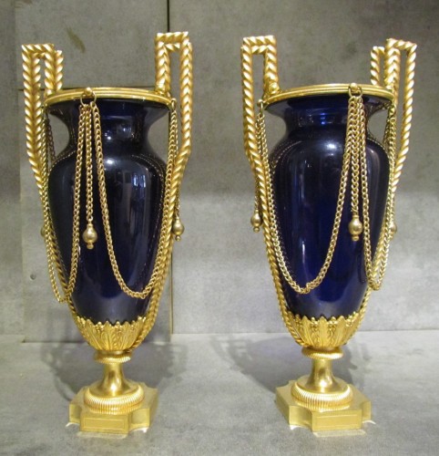 Louis XVI - A pair of Louis XVI gilt- bronze and Creusot blue tinted glass