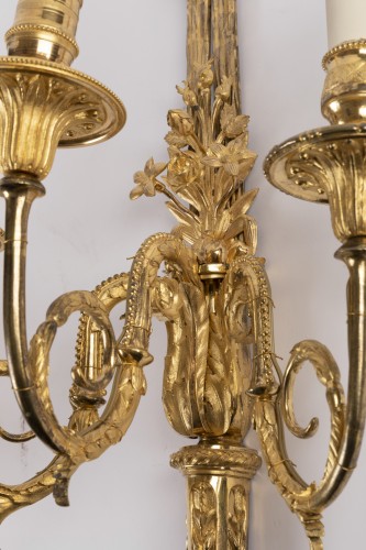 Louis XVI - Ensemble de quatre grandes appliques Epoque Louis XVI en bronze doré