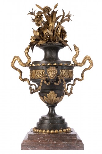 Vase ornemental du XVIIIe siècle