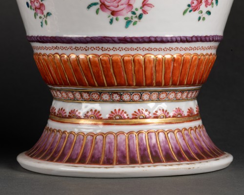 A Pair of Chinese porcelain Covered Vases - 