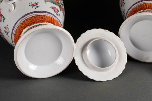 Antiquités - A Pair of Chinese porcelain Covered Vases