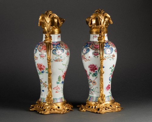 Paire de vases porcelaine de Chine XVIIIe montés en aiguières - Céramiques, Porcelaines Style Louis XV