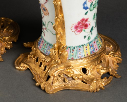 Céramiques, Porcelaines  - Paire de vases porcelaine de Chine XVIIIe montés en aiguières