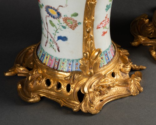 Paire de vases porcelaine de Chine XVIIIe montés en aiguières - Isabelle Chalvignac