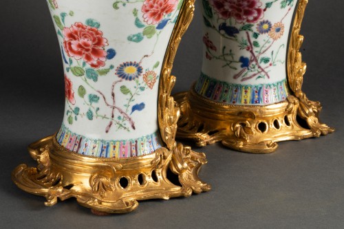 XVIIIe siècle - Paire de vases porcelaine de Chine XVIIIe montés en aiguières