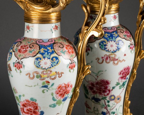 Paire de vases porcelaine de Chine XVIIIe montés en aiguières - Louis XV