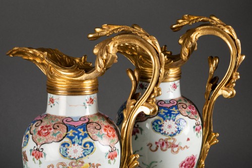 Louis XV - Paire de vases porcelaine de Chine XVIIIe montés en aiguières