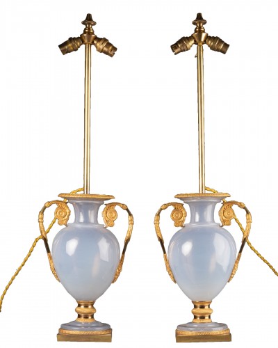 Paire de vases en opaline montés en lampe