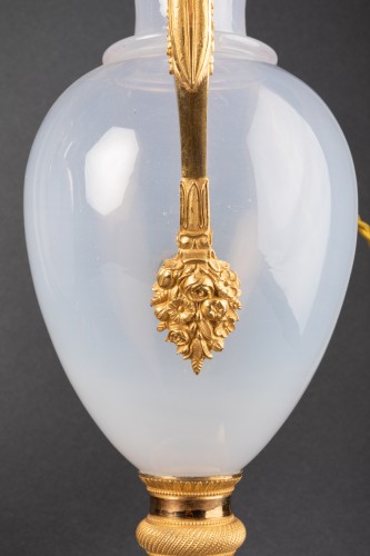 XIXe siècle - Paire de vases en opaline montés en lampe