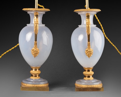 Restauration - Charles X - Paire de vases en opaline montés en lampe