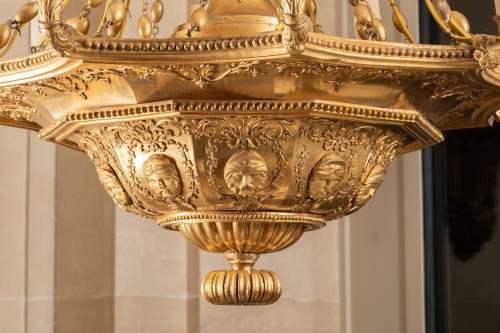 Lustre en bois sculpté et doré tout début XIXe siècle - Isabelle Chalvignac