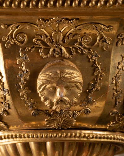 Antiquités - Lustre en bois sculpté et doré tout début XIXe siècle