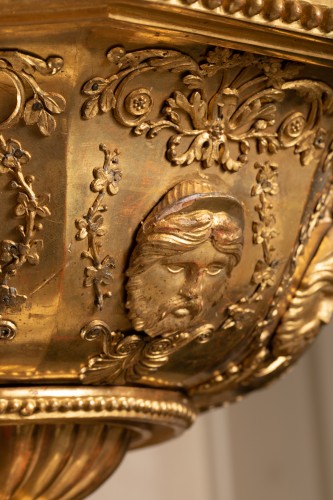 Antiquités - Lustre en bois sculpté et doré tout début XIXe siècle
