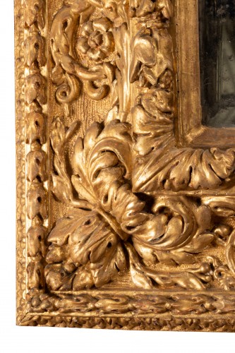 XVIIe siècle - Miroir baroque Italien bois sculpté doré XVIIe siècle