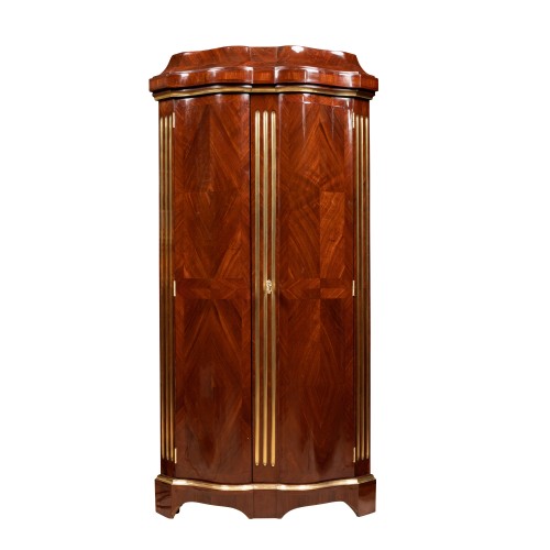 A Régence violet wood Corner Cabinet 