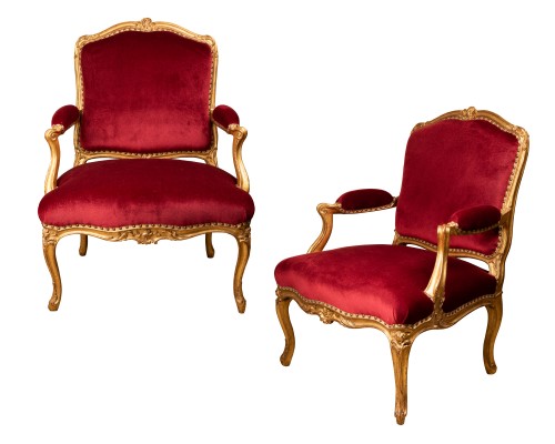 Large paire de Fauteuils en bois doré estampillés de Claude I Séné Epoque Louis XV