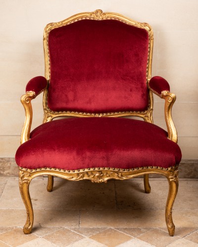 Sièges Fauteuil & Bergère - Large paire de Fauteuils en bois doré estampillés de Claude I Séné Epoque Louis XV