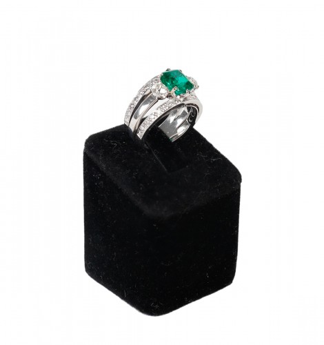 Ring with a natural emerald of 3,11 cts from Afghanistan