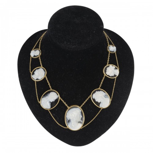 Necklace composed of agate cameos