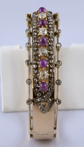 XIXe siècle - Bracelet en or rose serti de rubis et diamants