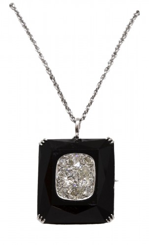Onyx art-deco pendant set with 8 TA diamonds