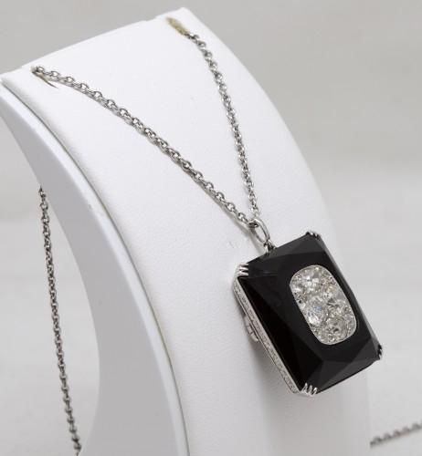 Onyx art-deco pendant set with 8 TA diamonds - Antique Jewellery Style 