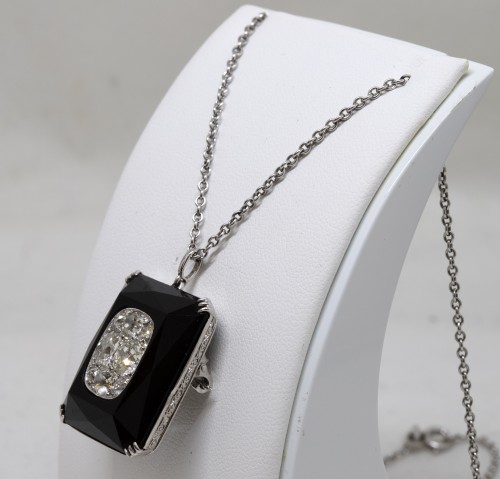 Antique Jewellery  - Onyx art-deco pendant set with 8 TA diamonds