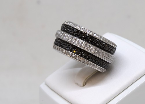 White gold ring set with small white and black diamonds - Antique Jewellery Style 