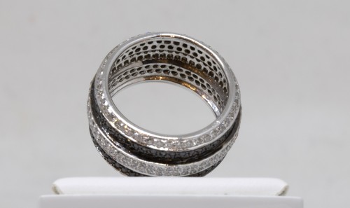 Bague or blanc sertie de petits diamants blancs et noirs - Jacqueline & Claude Barbanel