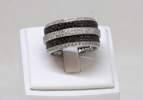 XXe siècle - Bague or blanc sertie de petits diamants blancs et noirs