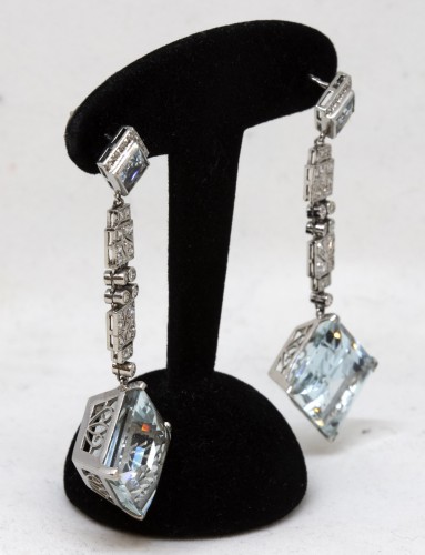 20th century - Pair of platinum art-deco ear pendants set with small diamonds aquamaries