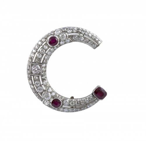 Broche demi lune en Platine, diamants et rubis