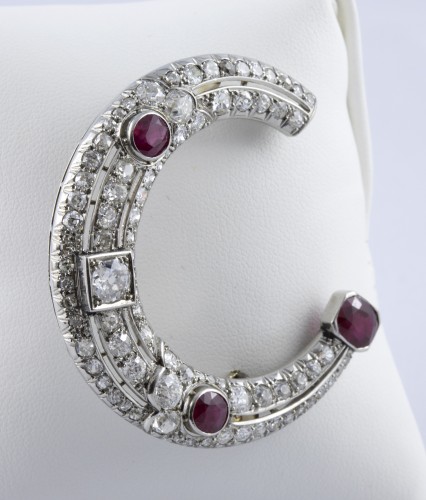 Half moon brooch in Platinum, diamonds and rubies - Antique Jewellery Style 