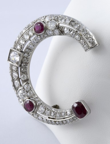 Half moon brooch in Platinum, diamonds and rubies - 