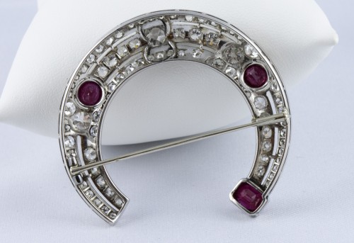 20th century - Half moon brooch in Platinum, diamonds and rubies