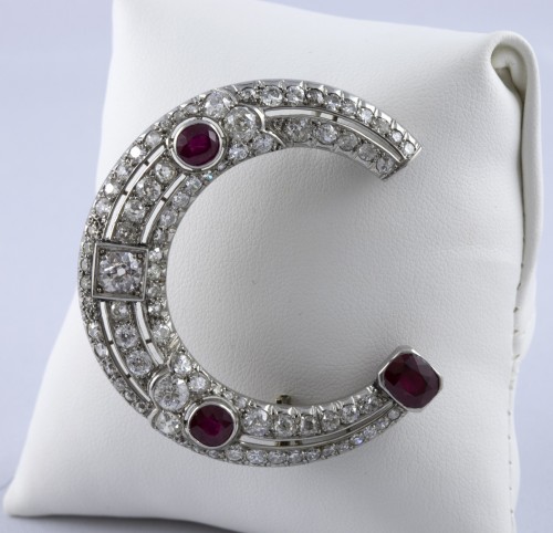 Half moon brooch in Platinum, diamonds and rubies - 