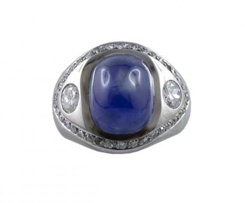 Platinum ring set with a sapphire cabochon