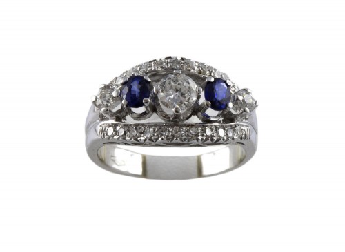 Ring in Gold, diamonds and sapphire