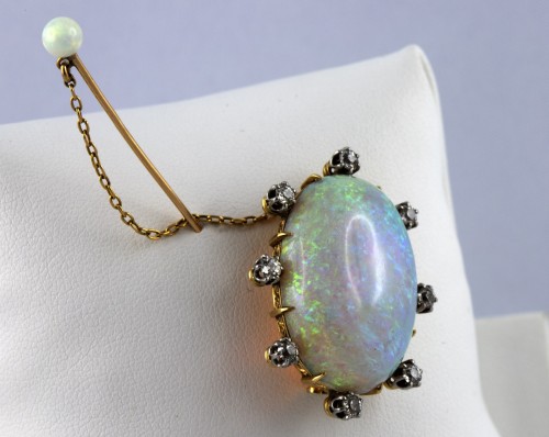 Antique Jewellery  - 18K Gold brooch set with an Opal and diamonds