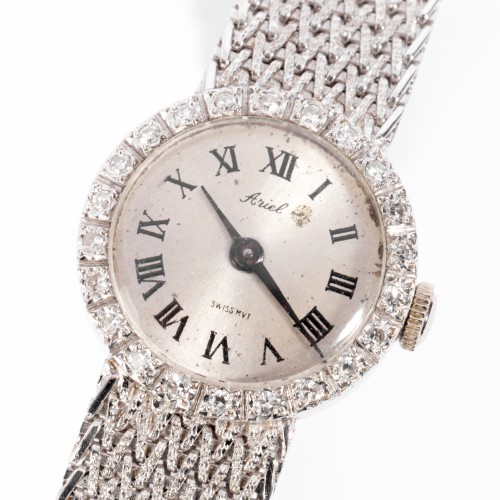 Montre en or sertie de petits diamants - Jacqueline & Claude Barbanel