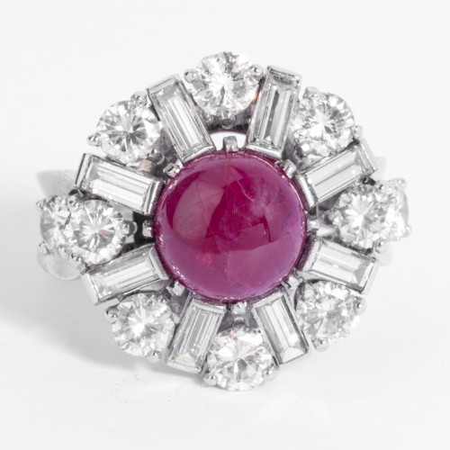 20th century - Platinum ring set in its center with a cabochon ruby and diamonds