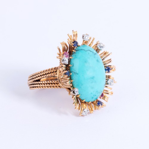 Bague en or sertie en son centre d’une turquoise et de petits diamants et saphirs - Jacqueline & Claude Barbanel