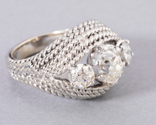 Antique Jewellery  - Platinum ring set with TA diamonds