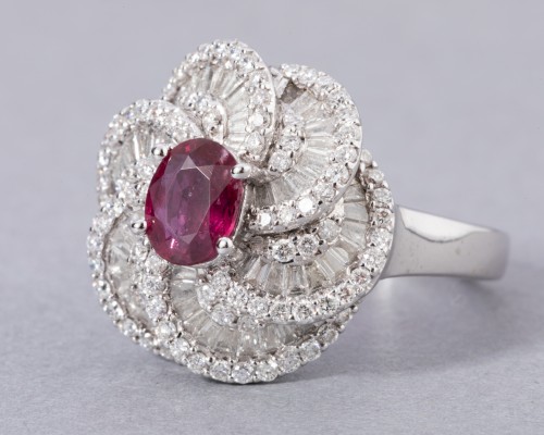 White gold ring set with diamonds, small baguette and ruby ??diamonds - Antique Jewellery Style 