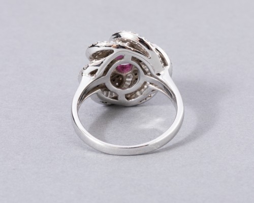 Antique Jewellery  - White gold ring set with diamonds, small baguette and ruby ??diamonds