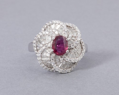 White gold ring set with diamonds, small baguette and ruby ??diamonds - 