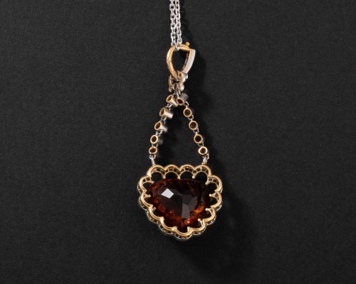 Antique Jewellery  - Gold pendant set with a citrine surrounded by small diamonds