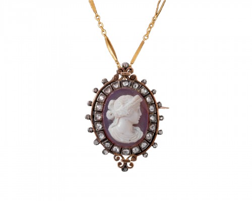 18k gold medallion set with an agate cameo