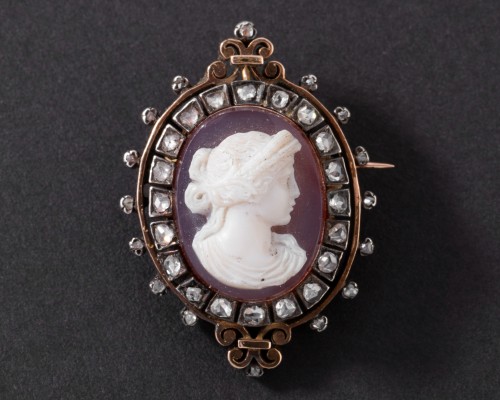 Antique Jewellery  - 18k gold medallion set with an agate cameo